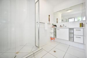 Bilik mandi di Beach House Getaway - Stylish, Kms of Beach ZA1 +24 gambar