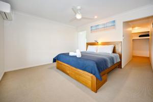 Katil atau katil-katil dalam bilik di Beach House Getaway - Stylish, Kms of Beach ZA1