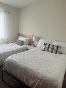 1 dormitorio con 2 camas y una lámpara en una mesa en Paradise Oasis Near Lake *Full Body Massage Chair*, en Longview