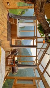 una escalera en una casa del árbol con suelo de cristal en Cloudwalk Treehouse en Jibhi