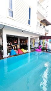 THE PLACE Hostel & Pool Bar في سيام ريب: مسبح كبير امام المنزل