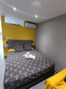 Ein Bett oder Betten in einem Zimmer der Unterkunft Grey Diamond Studio