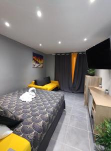 Schlafzimmer mit einem Bett und einem Flachbild-TV in der Unterkunft Grey Diamond Studio in Le Diamant