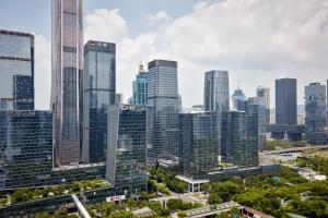 een luchtzicht op een stad met hoge gebouwen bij The Ritz-Carlton, Shenzhen in Shenzhen