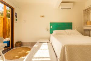 Casa d'Aroeira Residencial Boutique - Centro de Juqueí - 2 quadras do mar - Serviço de Praia - Roupa de Cama 600 fios algodão Egípcio - Toalhas Banho e Praia - Tudo Novo - Estacionamento Interno - Cozinha - Consulte unidades com Ofurô Hidro e Cromoterapia客房内的一张或多张床位