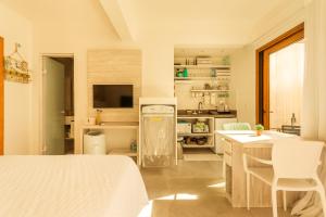 Casa d'Aroeira Residencial Boutique - Centro de Juqueí - 2 quadras do mar - Serviço de Praia - Roupa de Cama 600 fios algodão Egípcio - Toalhas Banho e Praia - Tudo Novo - Estacionamento Interno - Cozinha - Consulte unidades com Ofurô Hidro e Cromoterapia的厨房或小厨房
