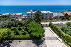 una vista aerea di un resort con l'oceano di Casa vacanza lido a Sciacca