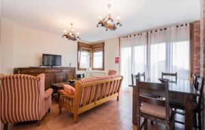 a dining room with a table and chairs and a dining room at Pet Friendly Home In Pravia With Kitchen in Pravia