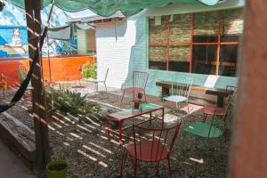 a group of chairs and tables in a yard at Hostel Trotamundos in San Rafael