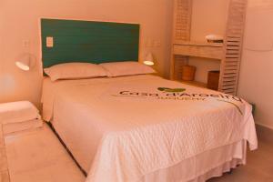 Casa d'Aroeira Residencial Boutique - Centro de Juqueí - 2 quadras do mar - Serviço de Praia - Roupa de Cama 600 fios algodão Egípcio - Toalhas Banho e Praia - Tudo Novo - Estacionamento Interno - Cozinha - Consulte unidades com Ofurô Hidro e Cromoterapia客房内的一张或多张床位