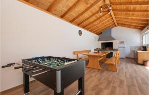 eine Tischtennisplatte in einem Zimmer mit Küche in der Unterkunft 3 Bedroom Nice Home In Lokvicici in Lokvičič