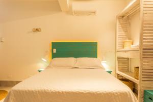 Casa d'Aroeira Residencial Boutique - Centro de Juqueí - 2 quadras do mar - Serviço de Praia - Roupa de Cama 600 fios algodão Egípcio - Toalhas Banho e Praia - Tudo Novo - Estacionamento Interno - Cozinha - Consulte unidades com Ofurô Hidro e Cromoterapia客房内的一张或多张床位