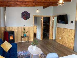 a living room with a blue couch and a fireplace at El Viloche - Tiny House in Puerto Montt