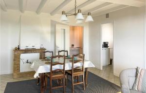 a dining room with a white table and chairs at Awesome Apartment In Maulon Darmagnac With Wifi in Mauléon-dʼArmagnac