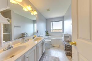 O baie la Spacious OFallon Vacation Home 30 Mi to St Louis +24 fotografii