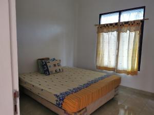 - une chambre avec un lit et une fenêtre dans l'établissement Wubao Villa dekat hotel Le Eminence Kota Bunga, à Cikundul