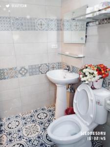 La salle de bains est pourvue de toilettes et d'un lavabo. dans l'établissement Full House B&B, à Île Lamay