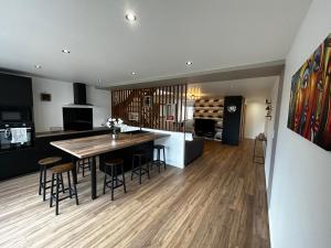 a kitchen and dining room with a table and chairs at Maison de campagne in Vuillafans