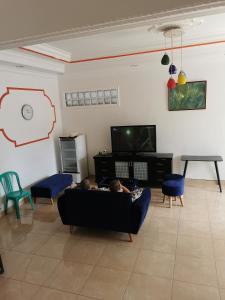 - un salon avec deux bébés assis sur un canapé dans l'établissement Wubao Villa dekat hotel Le Eminence Kota Bunga, à Cikundul