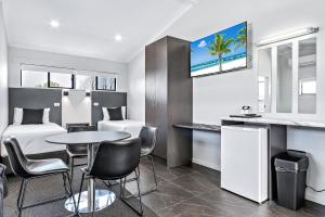 a kitchen and dining room with a table and chairs at Apple & Grape Motel in Stanthorpe