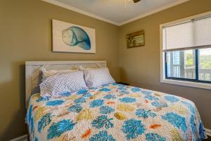 Postel nebo postele na pokoji v ubytování North Topsail Beach Vacation Rental with Balcony!