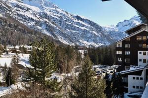 a view of a snow covered mountain from a hotel at Casa Colmet - Bilocale Spazioso La Thuile in La Thuile