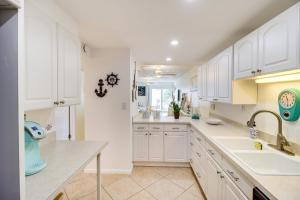 Ocean-View Key Colony Beach Condo with Pool Access!的厨房或小厨房