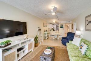 Ocean-View Key Colony Beach Condo with Pool Access!的电视和/或娱乐中心