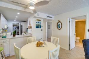 cocina y comedor con mesa y sillas en Ocean-View Key Colony Beach Condo with Pool Access! en Key Colony Beach