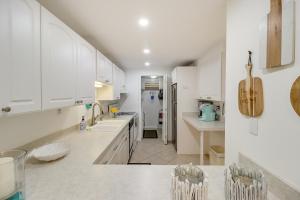 Ocean-View Key Colony Beach Condo with Pool Access!的厨房或小厨房