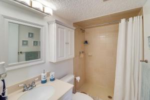 Ocean-View Key Colony Beach Condo with Pool Access!的一间浴室