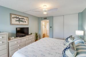 基克罗尼海滩Ocean-View Key Colony Beach Condo with Pool Access!的一间带床和平板电视的卧室 更多17张照片