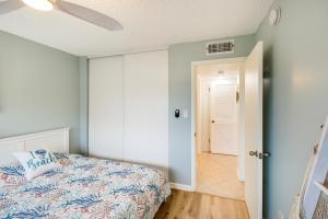 Ocean-View Key Colony Beach Condo with Pool Access!客房内的一张或多张床位
