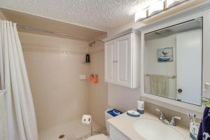 基克罗尼海滩Ocean-View Key Colony Beach Condo with Pool Access!的带水槽、马桶和淋浴的浴室