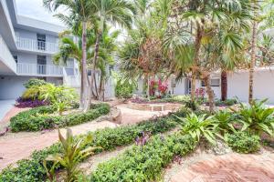 Ocean-View Key Colony Beach Condo with Pool Access!外面的花园