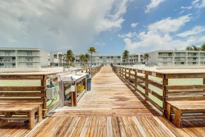 Ocean-View Key Colony Beach Condo with Pool Access!的阳台或露台