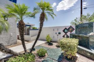 Zahrada ubytování Lake Havasu Home with Rooftop Deck about 1 Mi to Beach!
