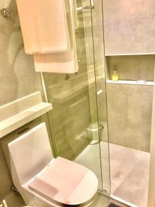 Casa d'Aroeira Residencial Boutique - Centro de Juqueí - 2 quadras do mar - Serviço de Praia - Roupa de Cama 600 fios algodão Egípcio - Toalhas Banho e Praia - Tudo Novo - Estacionamento Interno - Cozinha - Consulte unidades com Ofurô Hidro e Cromoterapia的一间浴室