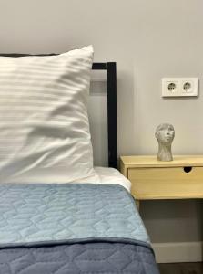 波季的住宿－Express Inn，一间卧室配有一张带枕头和桌子的床