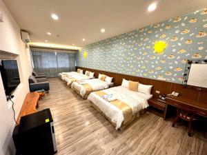 Habitación de hotel con 4 camas y TV. en Sun Moon Lake Dream House B&B, en Yuchi