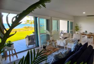 Villa by the Sea في ماندورا: غرفة معيشة مع أريكة وطاولة