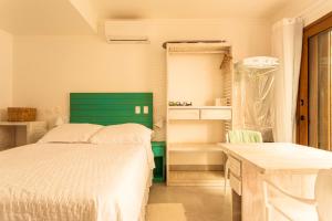 Casa d'Aroeira Residencial Boutique - Centro de Juqueí - 2 quadras do mar - Serviço de Praia - Roupa de Cama 600 fios algodão Egípcio - Toalhas Banho e Praia - Tudo Novo - Estacionamento Interno - Cozinha - Consulte unidades com Ofurô Hidro e Cromoterapia客房内的一张或多张床位