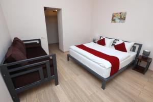 sypialnia z łóżkiem i krzesłem w obiekcie Syune Mini Hotel w mieście Giumri