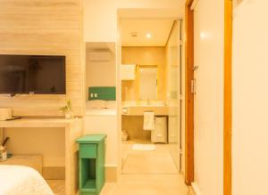 Casa d'Aroeira Residencial Boutique - Centro de Juqueí - 2 quadras do mar - Serviço de Praia - Roupa de Cama 600 fios algodão Egípcio - Toalhas Banho e Praia - Tudo Novo - Estacionamento Interno - Cozinha - Consulte unidades com Ofurô Hidro e Cromoterapia的一间浴室