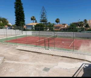 Tenis alebo squash v ubytovaní Macarena´s Home *Sea view*-Saltillo Alto alebo jeho okolí