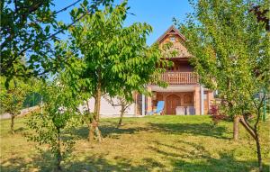 O grădină în afara Beautiful Home In Klostar Ivanic