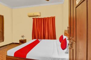 um quarto com uma cama com uma cortina vermelha em park 9 em Ameerpet