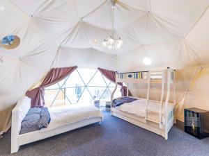Una cama o camas en una habitación de グランピング　星が見の杜