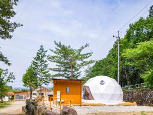 El edificio en el que está el camping