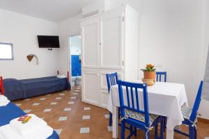 ein Zimmer mit Tisch und Stühlen und ein Schlafzimmer in der Unterkunft ALESSANDRAB&B in Lipari